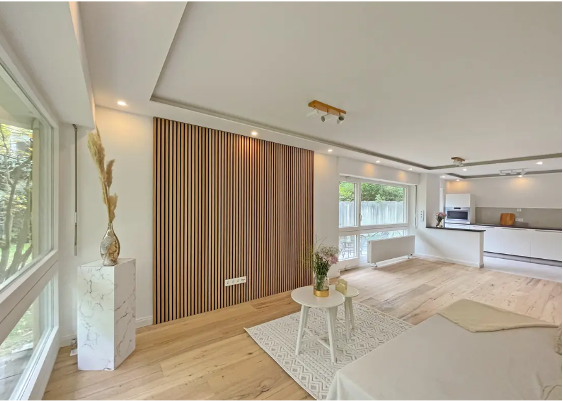 Wohnzimmer mit Holz-Akzentwand