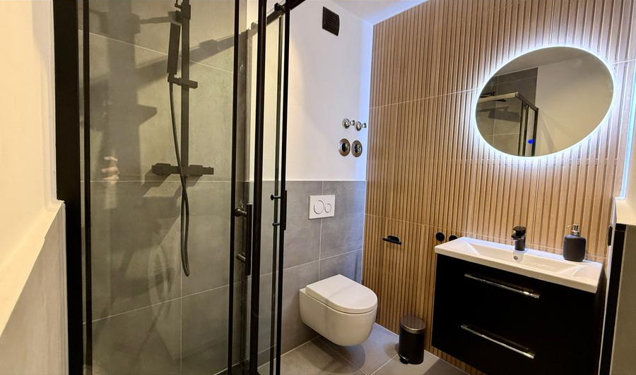 Badezimmer mit begehbarer Regendusche
