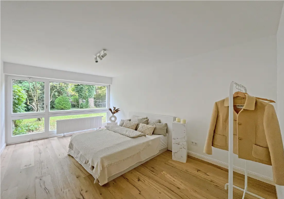 Schlafzimmer mit Gartenblick