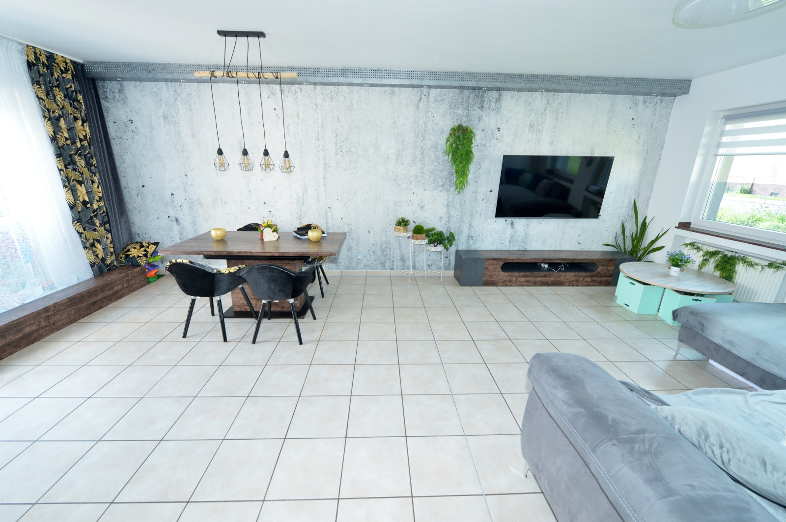 Wohn- und Essbereich mit Sichtbeton-Wand
