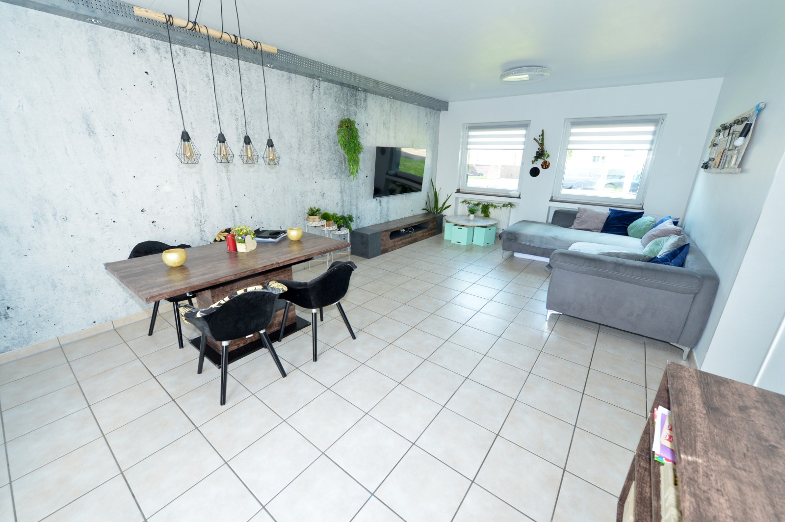 Wohnzimmer mit Esstisch und Lounge-Sofa